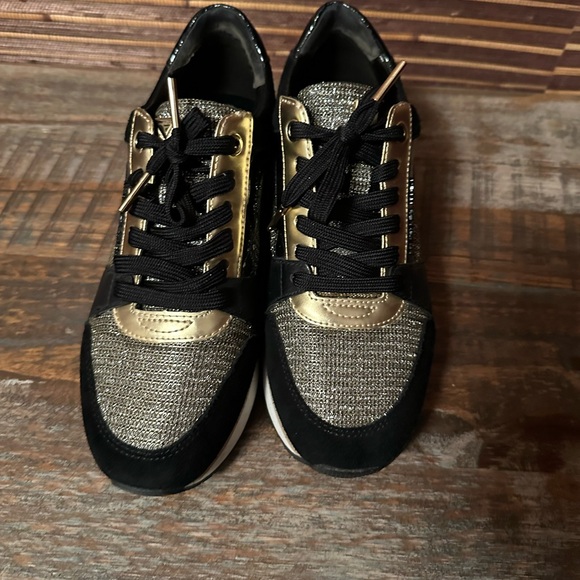 Michael Kors Sneakers 6.5 - Picture 5 of 9